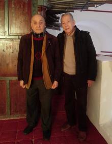 Imagen secundaria 2 - Arriba, a la derecha, Francisco González junto a Alberto Lebrato y el párroco de Alconchel (en el centro), en noviembre de 2019, en la parroquia de Alconchel. Abajo, junto a Alberto Lebrato comprobando la afinación del órgano de la iglesia de Alconchel. 