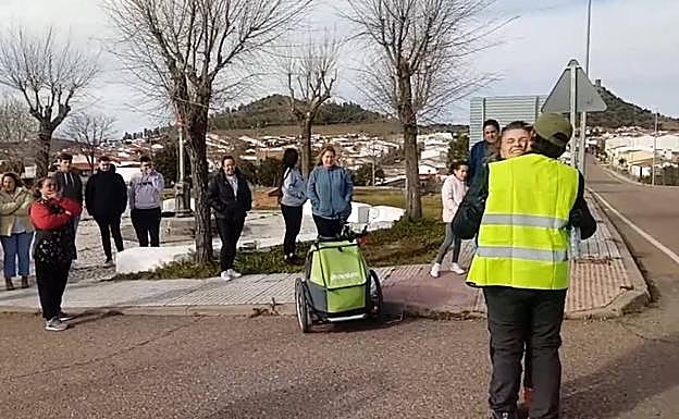 Imagen principal - Arriba, emotivo encuentro con su madre, María José Mulero. Abajo, a la izquierda, junto a sus incondicionales amigos Carlos Pla, José Ángel Fernández y Javier González. A la derecha, junto al concejal Alejandro López. 
