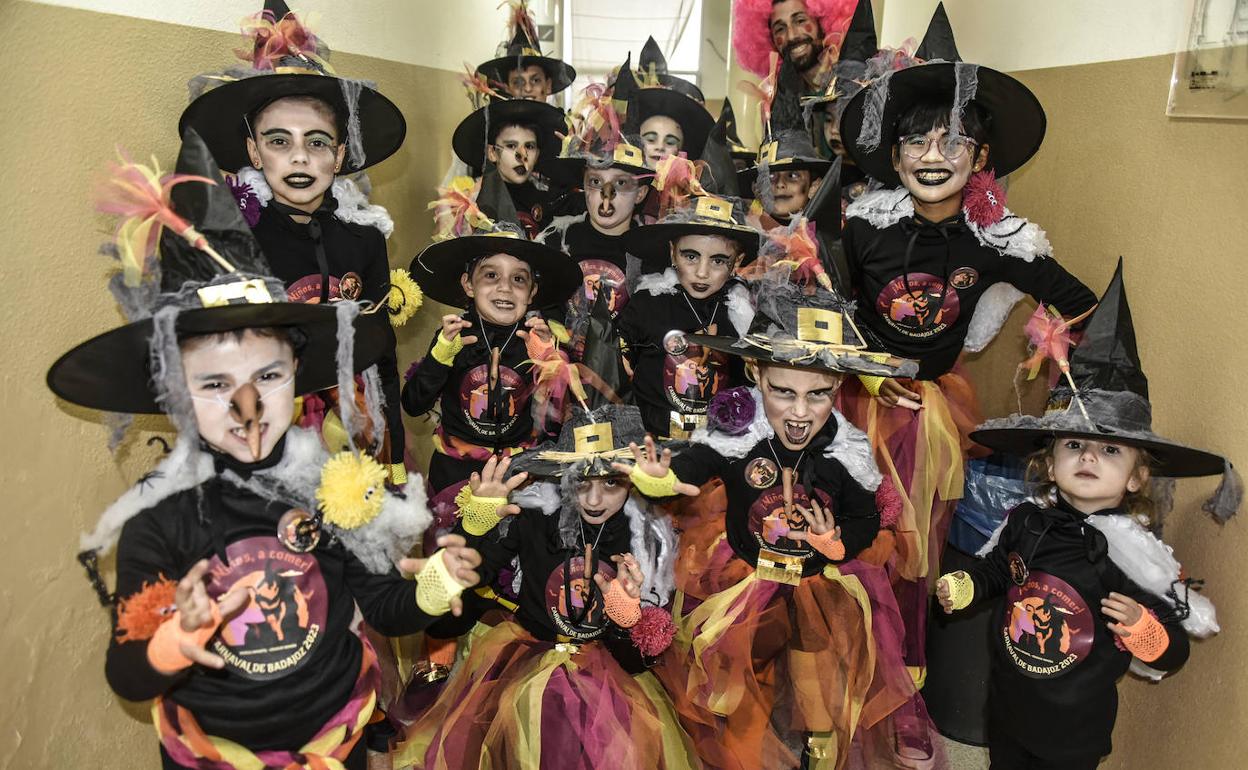 'Niños a comer', la tenebrosa murga del colegio Dolores Sopeña, ayer antes de actuar.