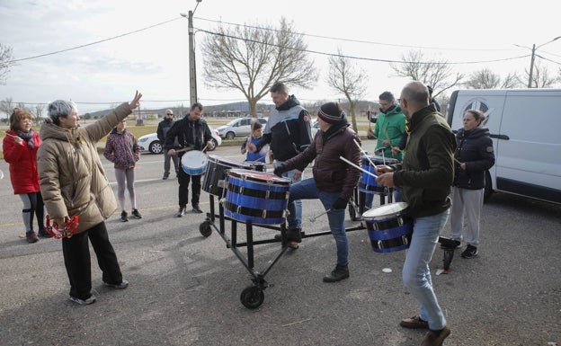 Miembros de Takicardia, este domingo en el ferial durante el ensayo. 