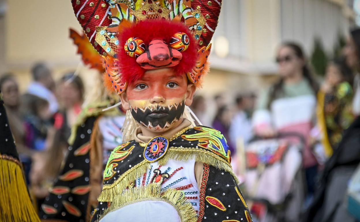 Un niño participa en el desfile infantil de comparsas en la edición de 2023. 