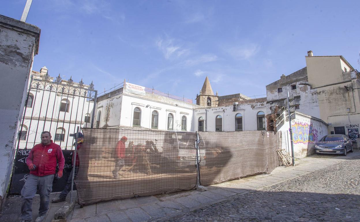 La actividad ya ha comenzado en el palacio de cara al inicio oficial de las obras este miércoles. 