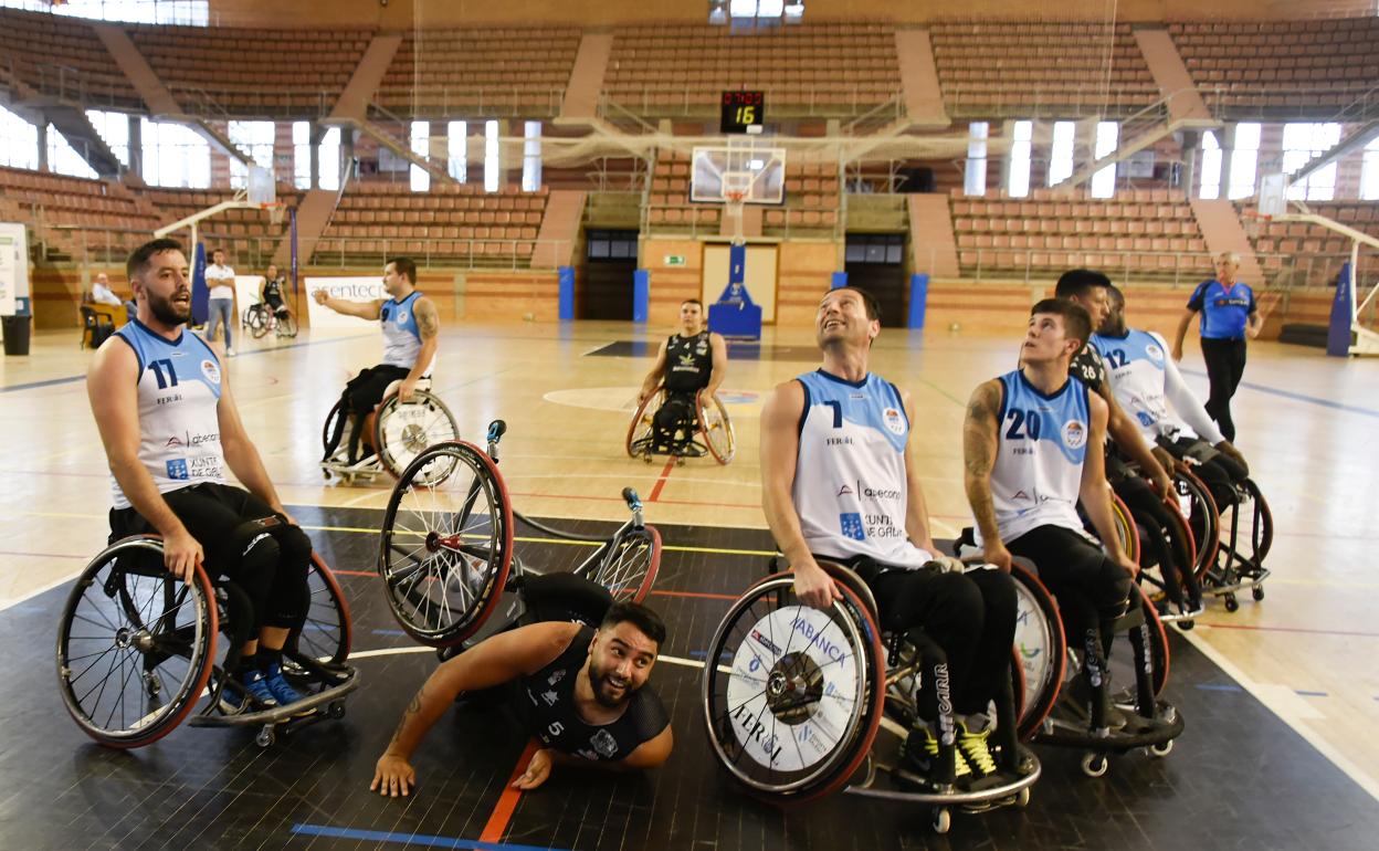 Salvador Sandoval pelea y cae al suelo en un partido del Mideba en La Granadilla. 