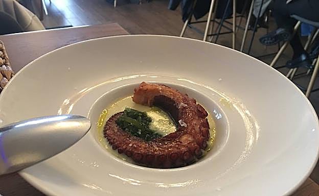 Pulpo con parmentier de coco. 