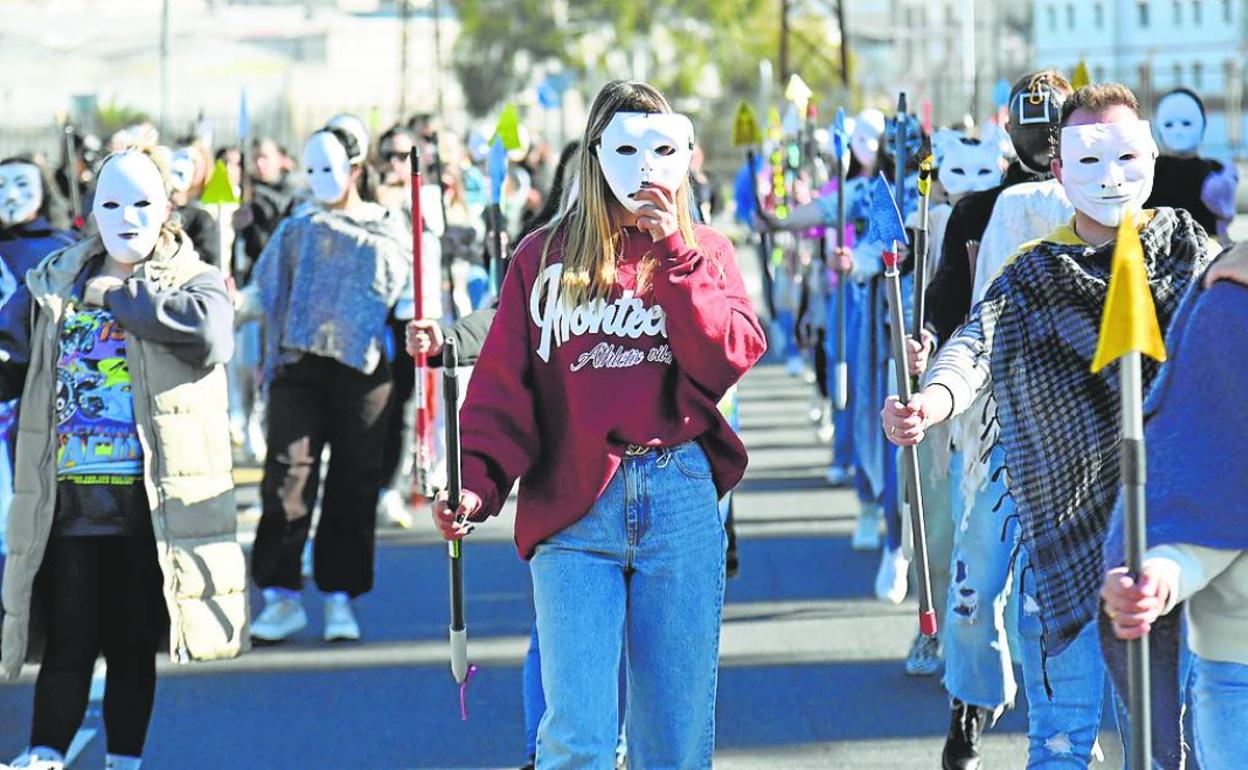 Cambalada ensaya su coreografía para el desfile en El Nevero. 