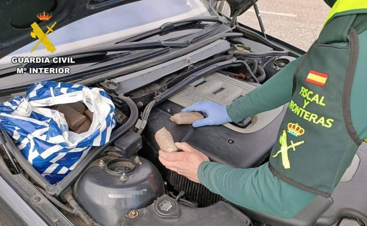 Dos detenidos en la A-66 cuando transportaban nueve kilos de hachís a Francia