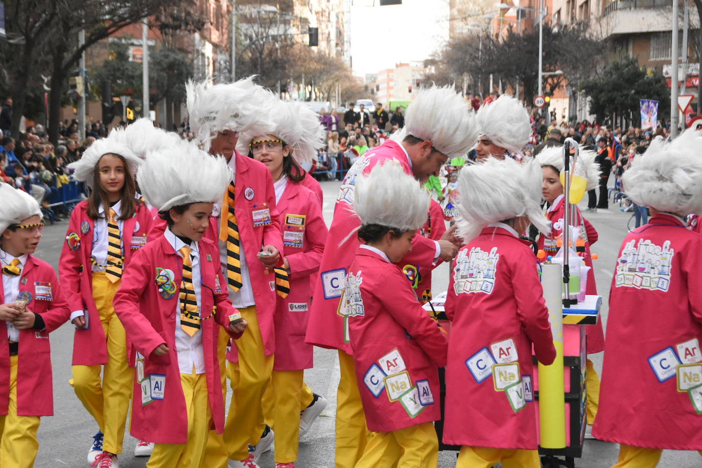 Fotos: Los comparseros más pequeños sirven el aperitivo del gran desfile de Carnaval