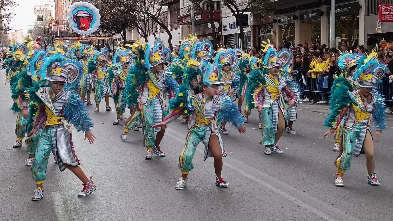 Fotos: Los comparseros más pequeños sirven el aperitivo del gran desfile de Carnaval