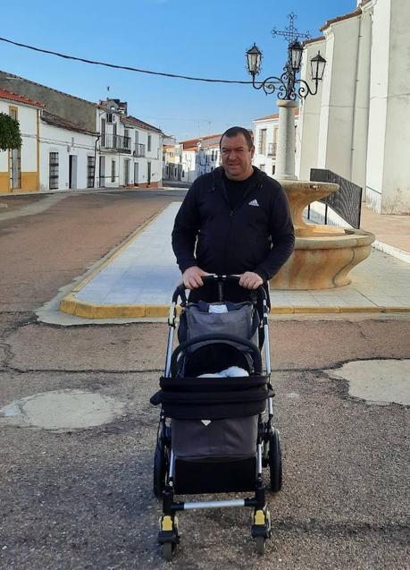 Imagen - El alcade de Sancti-Spíritus, Manuel Moralo, paseando a su hijo recién nacido. Hacía al menos seis años que no había ningún nacimiento en el pueblo.