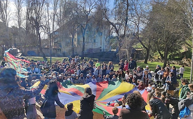 Celebración de Carnaval en el Paseo Alto del colegio Delicias. 