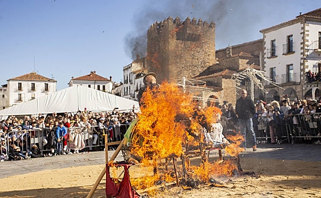 Los peleles ardieron este viernes en la Plaza Mayor de Cáceres. 