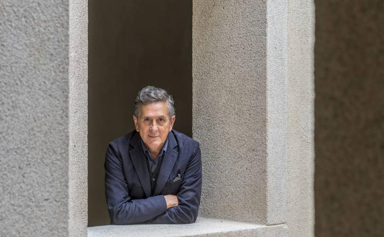 Emilio Tuñón Álvarez fotografiado en Casa Paredes. 