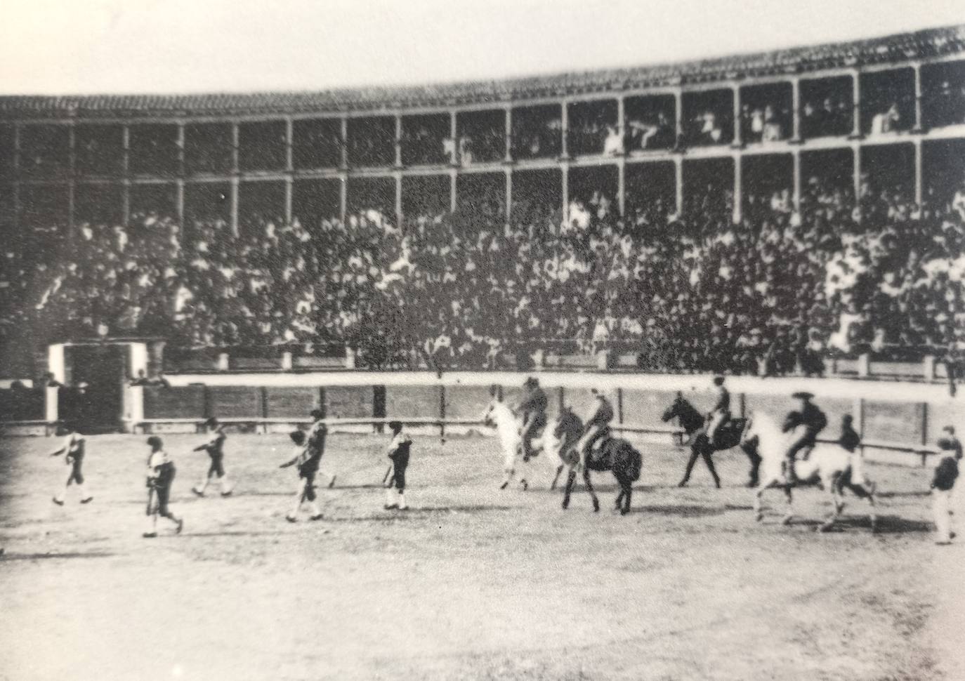 Corrida de toros celebrada en Cáceres el 8 de septiembre de 1906, con los caballos de los picadores sin peto.