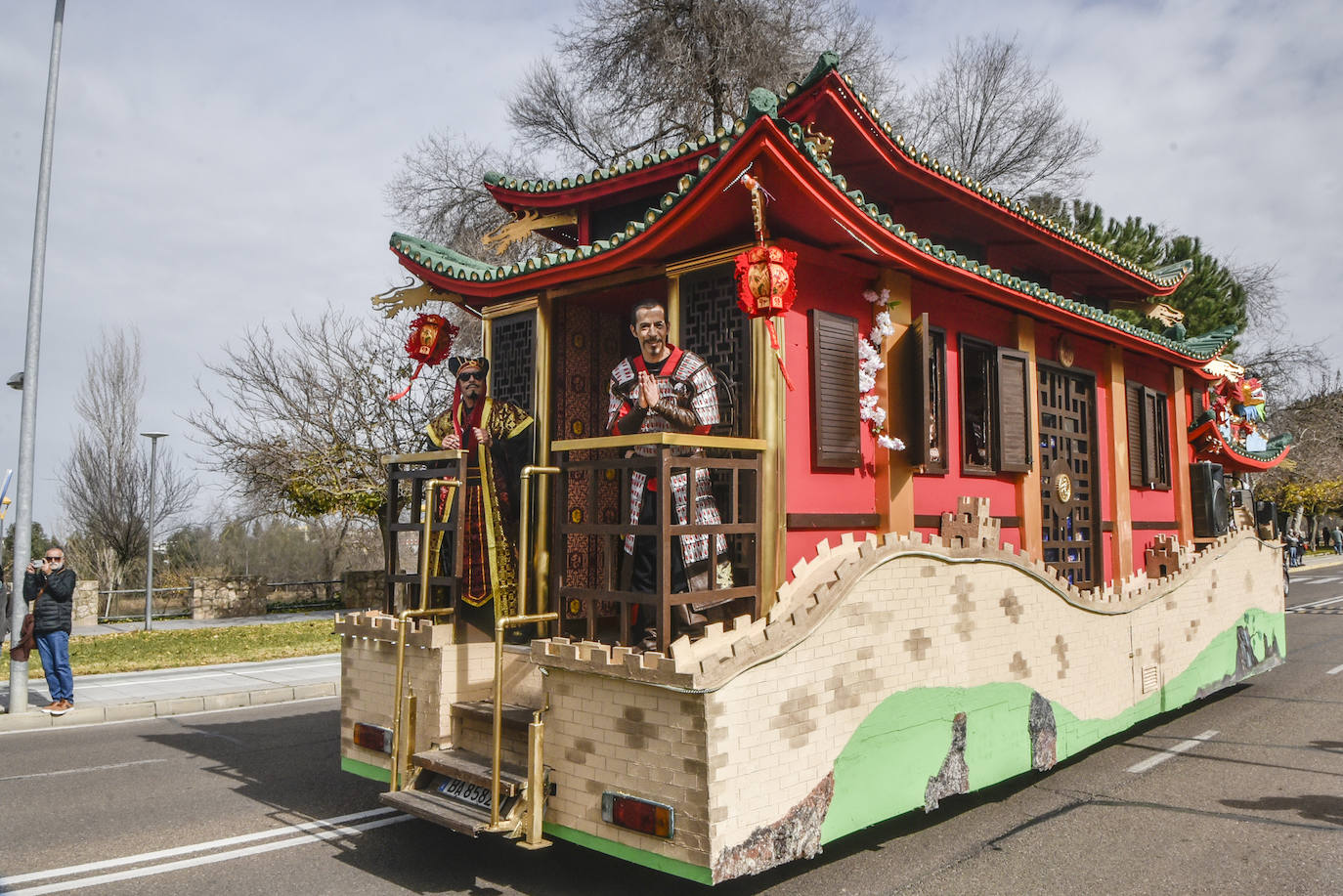 Fotos: Imágenes del desfile de artefactos del Carnaval de Badajoz