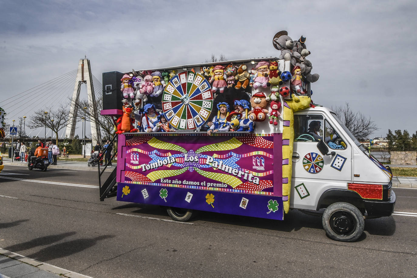 Fotos: Imágenes del desfile de artefactos del Carnaval de Badajoz