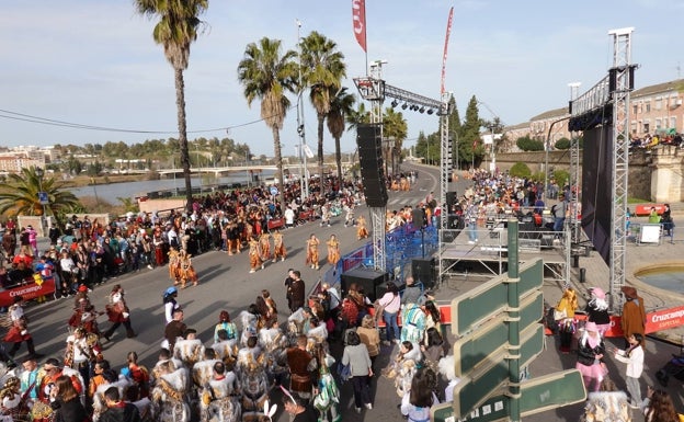 La pasarela de comparsas del Carnaval de Badajoz comenzó a las 16.30 en Puerta Palma.