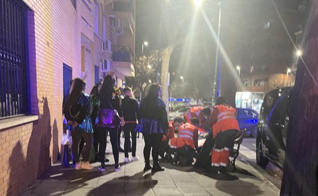 Efectivos de Cruz Roja durante una de las actuaciones de la noche del sábado.