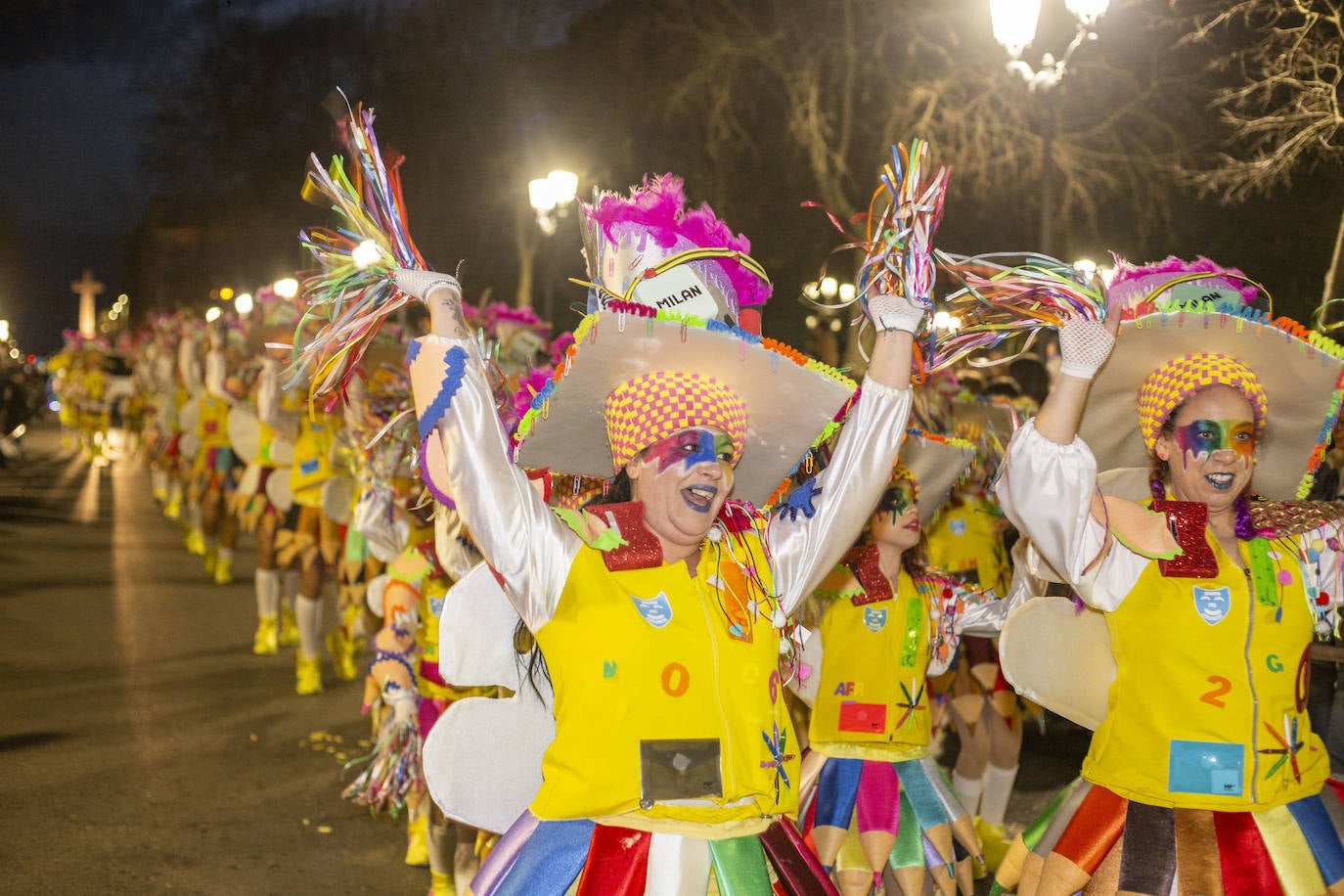 Fotos: Las comparsas hacen vibrar a Cáceres con su desfile
