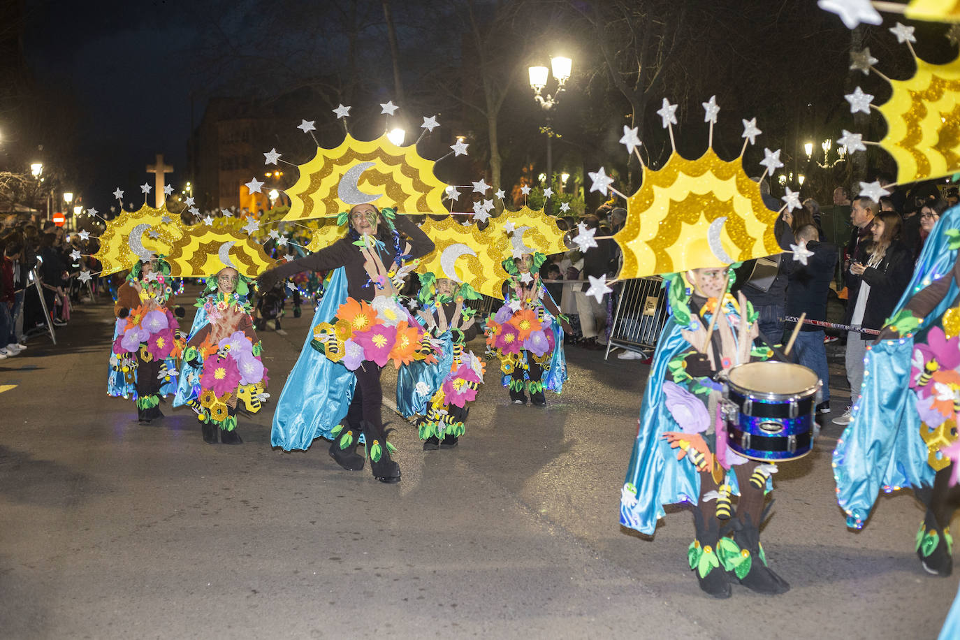Fotos: Las comparsas hacen vibrar a Cáceres con su desfile