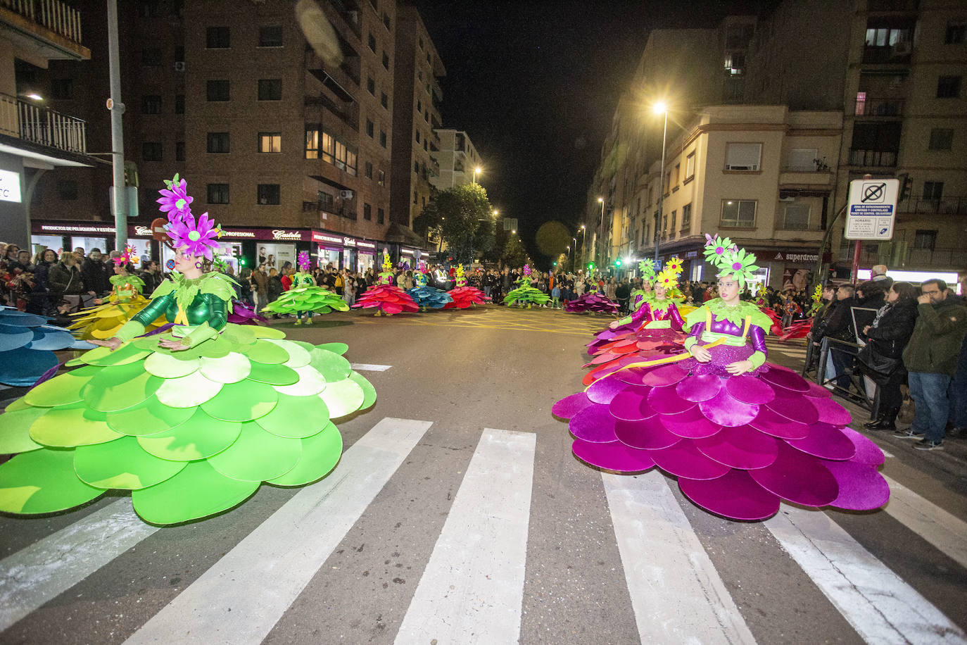 Fotos: Las comparsas hacen vibrar a Cáceres con su desfile