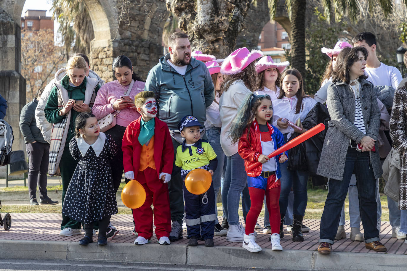 Fotos: Más de 400 personas protagonizan el desfile de Carnval en Plasencia