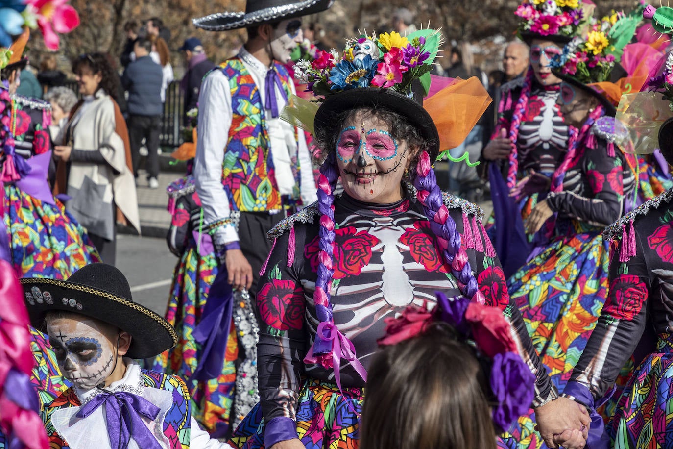 Fotos: Más de 400 personas protagonizan el desfile de Carnval en Plasencia