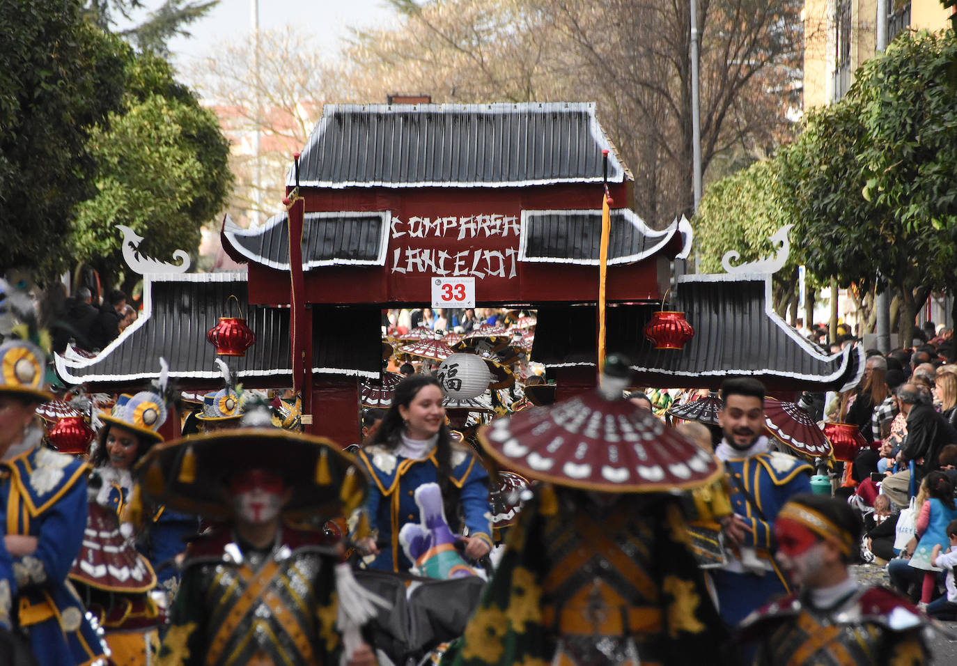 Lancelot viaja este año a China, a sus arrozales. Al igual que su traje de cabaret el año pasado, este también ha gustado mucho. Llama mucho la atención el llamado sombrero del arroz y su maquillaje. En su baile les da mucho juego su bastón con flecos