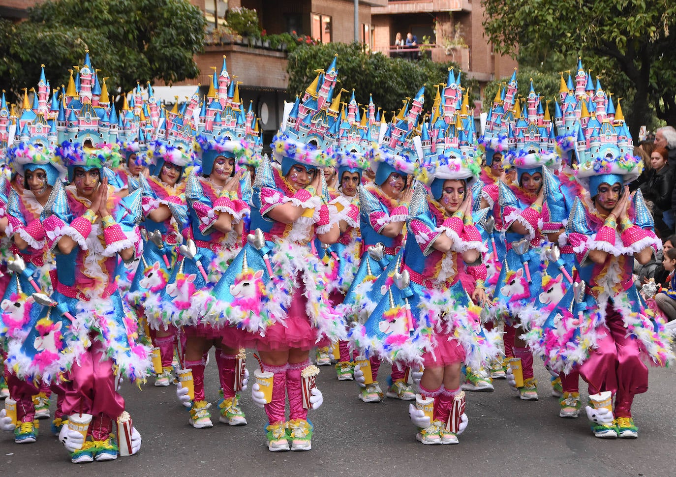 En el puesto 32 desfiló Tarakanova. Los de Olivenza han contado un romántico cuento de hadas con castillo en su gorro y música de Disney en sus bailes. 