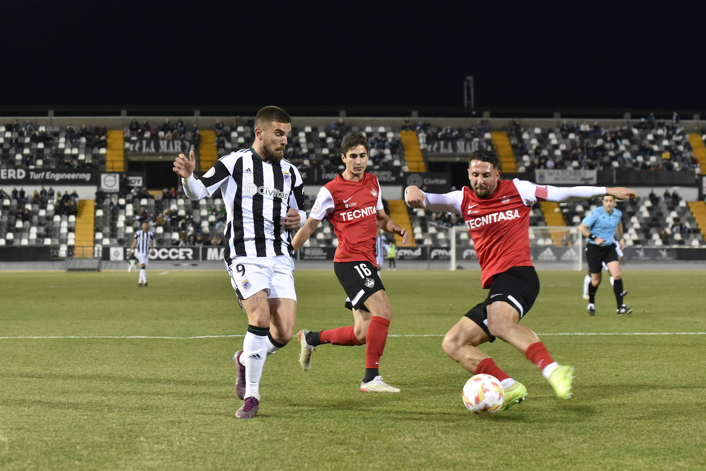 Fotos: Imágenes del partido entre el Badajoz y el Sanse