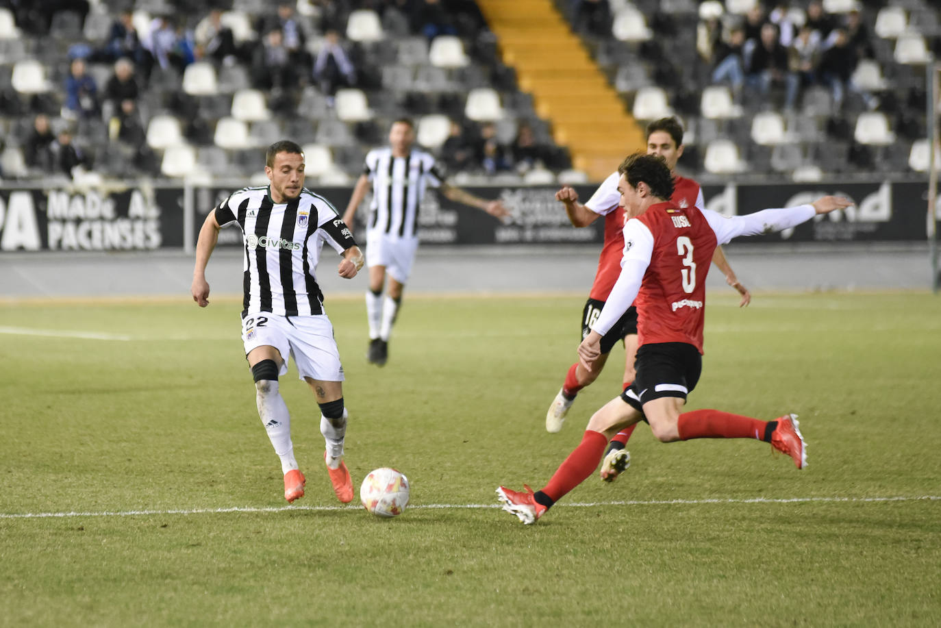 Fotos: Imágenes del partido entre el Badajoz y el Sanse