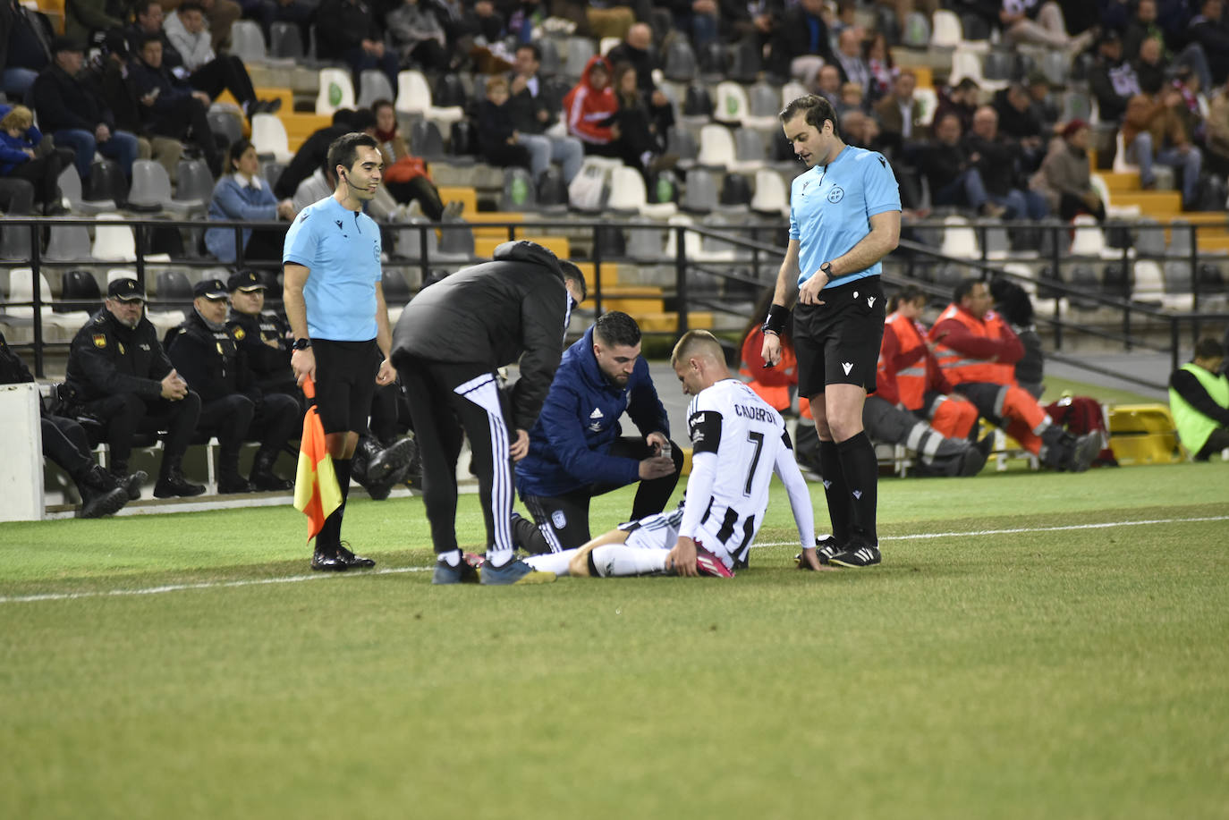 Fotos: Imágenes del partido entre el Badajoz y el Sanse