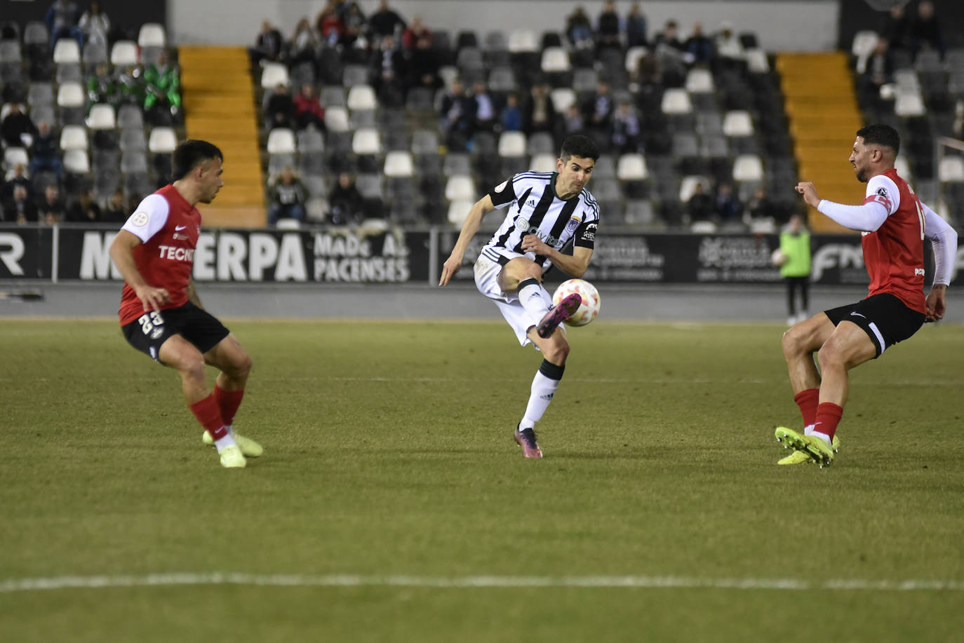 Fotos: Imágenes del partido entre el Badajoz y el Sanse