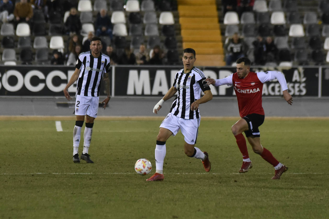 Fotos: Imágenes del partido entre el Badajoz y el Sanse