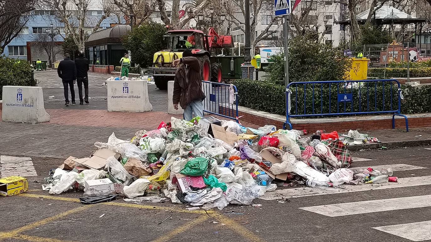 Fotos: La cara B del Carnaval: limpieza de calles tras la fiesta del sábado