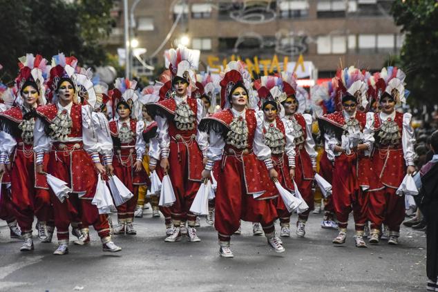 Desde Pueblonuevo llegó el grupo Locomía representado por Shantala. Llevan sus trajes de cuatro colores, incluyendo pantalones bombachos y, por supuesto, el juego de baile es con abanicos.
