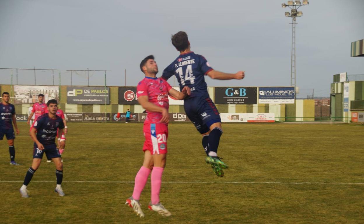 Asiel Mateo salta para cabecear el balón en el duelo de este domingo entre la Gimnástica y el Coria. 