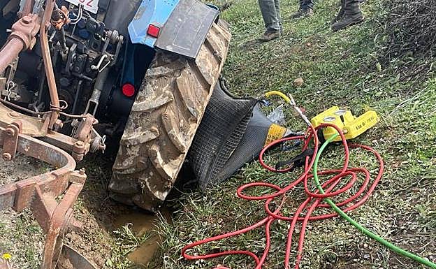 Imagen de la rueda bajo la que había quedado atrapado el hombre. 