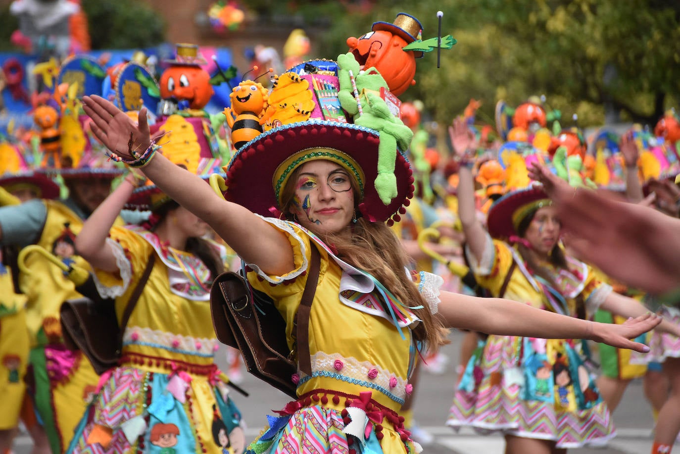 Los Caprichosos de Quintana de la Serena llevan un montaje muy divertido basado en la televisión antigua. El público ha disfrutado escuchan las canciones de su infantil y buscando muchos detalles en su traje como la Abeja Maya, la Ruperta o la Rana Gustavo en su gorro. El público ha cantado con ellos ‘Vamos a la cama que hay que madrugar’ de la familia Telerín.