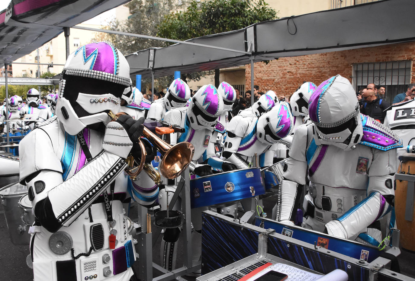 Impresionantes Los Pirulfos de Barbaño, basados en Star Wars. Hicieron desfilar un ejército de soldados de asalto, pero en un momento de su coreografía pasan un túnel y se convierten en jedai. El público aplaudió mucho sus bailes, rapidísimos.