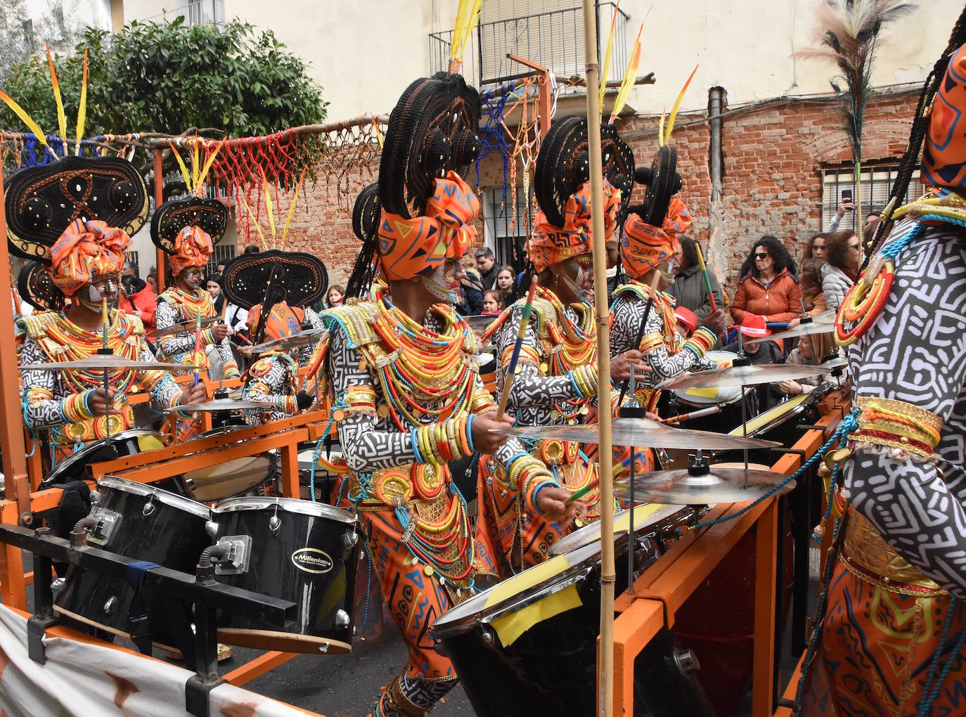 Un sombrero enorme le sirvió a Valkerai, de Talavera la Real, para llamar la atención sobre su traje de tribu africana. Los detalles y los colores de su disfraz cuenta la historia de las tribus de este continente. 