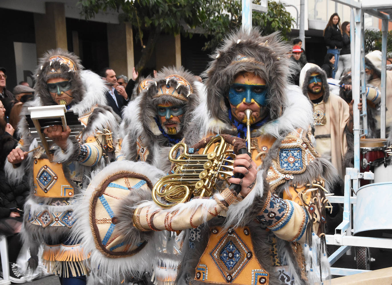 También viaja Vaivén en 2023, al Ártico, para representar la cultura inuit con un traje precioso. Simula pieles de animales con tonos grises y mostaza. Una enorme ballena se integra en el grupo de baile de esta numerosa comparsa con más de 400 miembros. Usan remos para rodearla y representar su caza