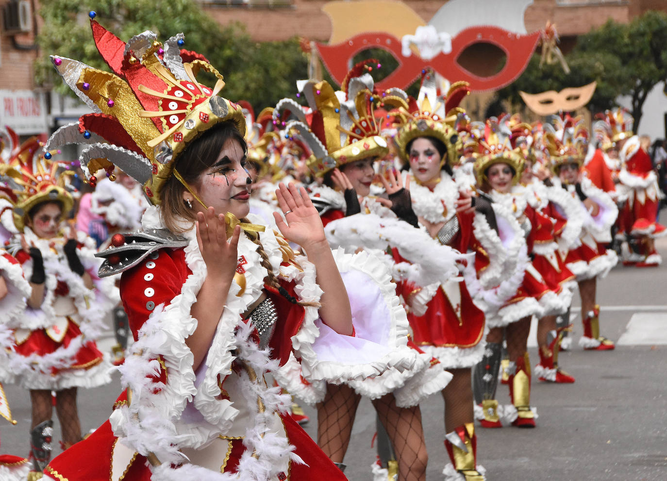 Los Riki’s desfilaron como arlequines al estilo veneciano. Un traje muy elegante al que le dieron movimiento con un aro de plumas como complemento de baile. 