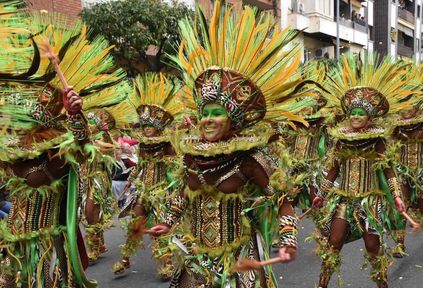 Espectacular la reacción del público a Los Lingotes de Talavera la Real con su traje afrocaribeño. Como siempre esta comparsa jugó a dar sorpresas y romper sus colores sacando nuevos elementos e incluso disparando papeles amarillos al aire. Su gorro, altísimo y con plumas y pinchos, da mucho movimiento a la coreografía. Ese año su tradicional dorado es muy sutil, sólo unos elementos mates en las mallas y las joyas de esta tribu perdida en el Caribe. Destacó su música, totalmente original.