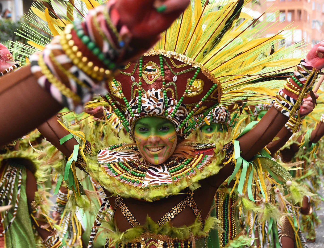 Espectacular la reacción del público a Los Lingotes de Talavera la Real con su traje afrocaribeño. Como siempre esta comparsa jugó a dar sorpresas y romper sus colores sacando nuevos elementos e incluso disparando papeles amarillos al aire. Su gorro, altísimo y con plumas y pinchos, da mucho movimiento a la coreografía. Ese año su tradicional dorado es muy sutil, sólo unos elementos mates en las mallas y las joyas de esta tribu perdida en el Caribe. Destacó su música, totalmente original.