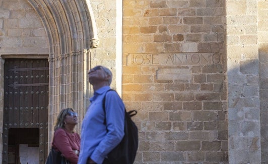 Inscripción de José Antonio en la fachada de la Concatedral de Santa María. 