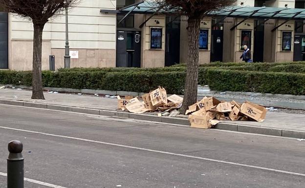 Imagen principal - Así amaneció Badajoz tras el desfile del Carnaval