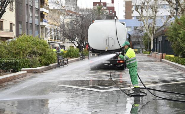 Un operario de limpieza se encarga de los trabajos de retirada de basura en la zona de San Francisco.