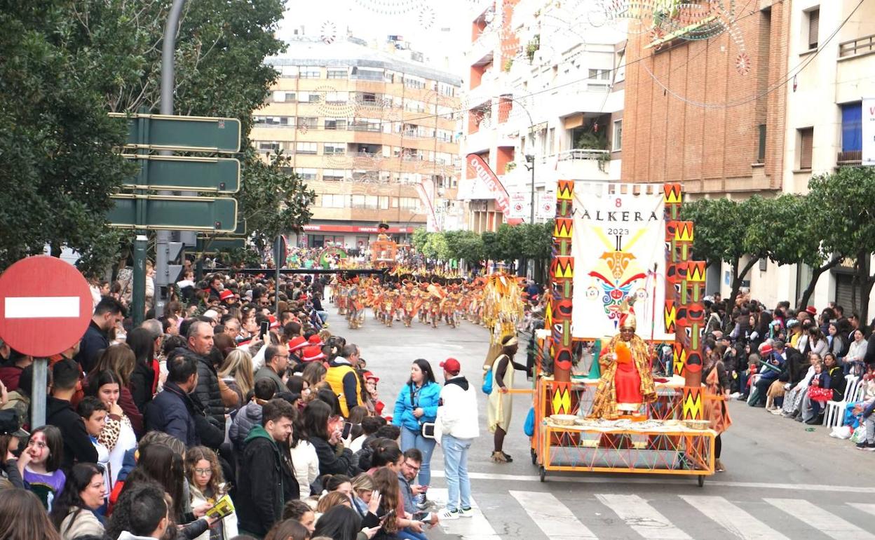 El público abarrotó el recorrido del desfile el domingo en el Carnaval de Badajoz, cuando el Ayuntamiento calcula que 150.000 personas se dieron cita en la calle. 