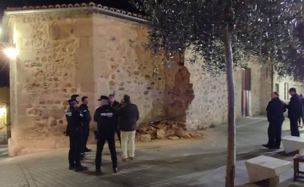 Estado en el que ha quedado la fachada de la ermita de la Soledad tras el impacto del vehículo. 