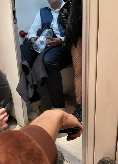 Imagen - Gente metida en los baños del tren.